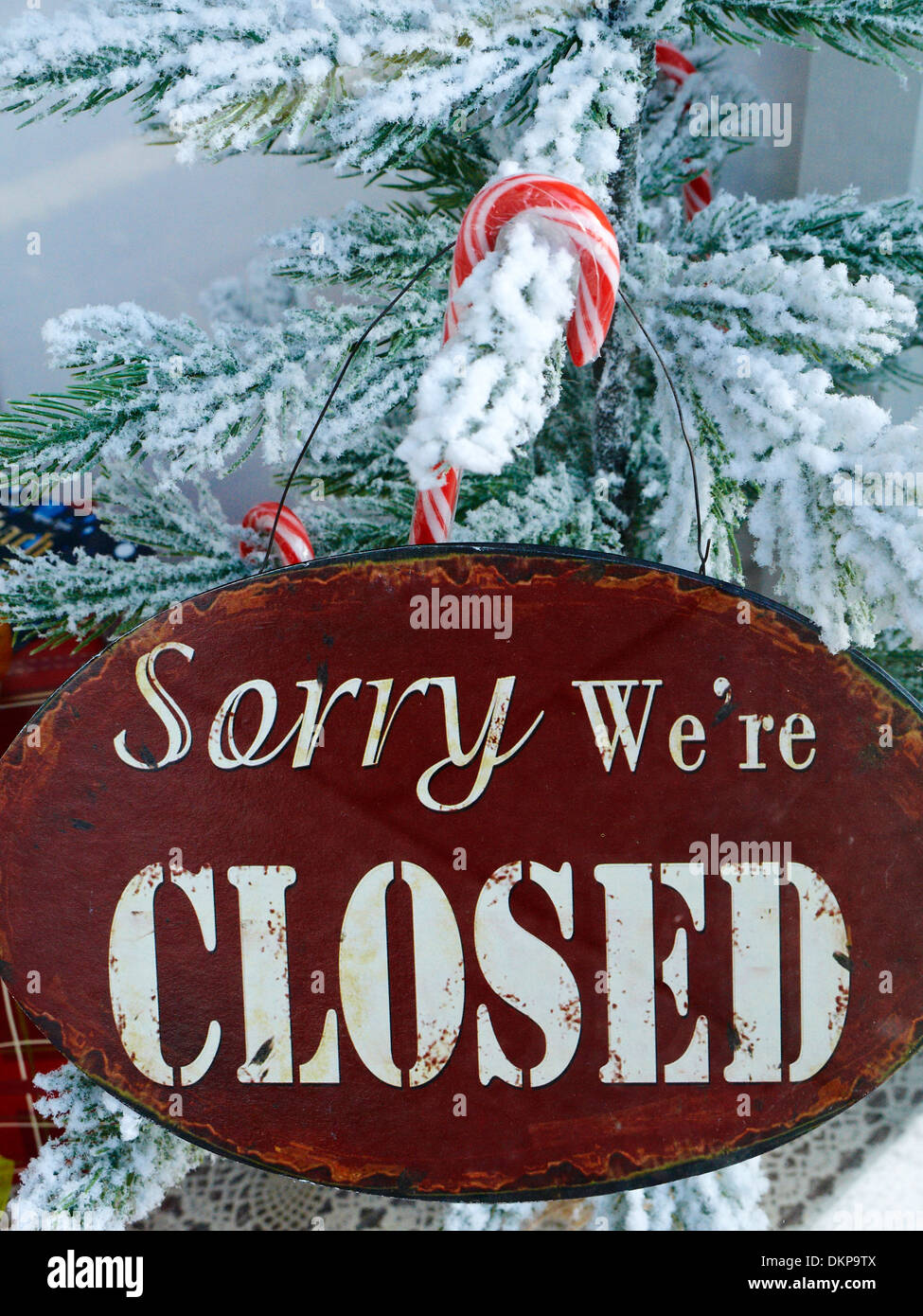 christmas-sorry-we-re-closed-sign-in-shop-window-uk-stock-photo-63800266-alamy